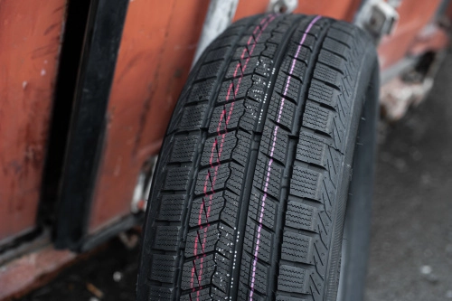 фото протектора и шины ICEPIONEER 868 Шина ZMAX ICEPIONEER 868 215/55 R16 97H