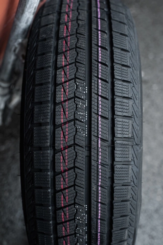 фото протектора и шины ICEPIONEER 868 Шина ZMAX ICEPIONEER 868 215/55 R16 97H